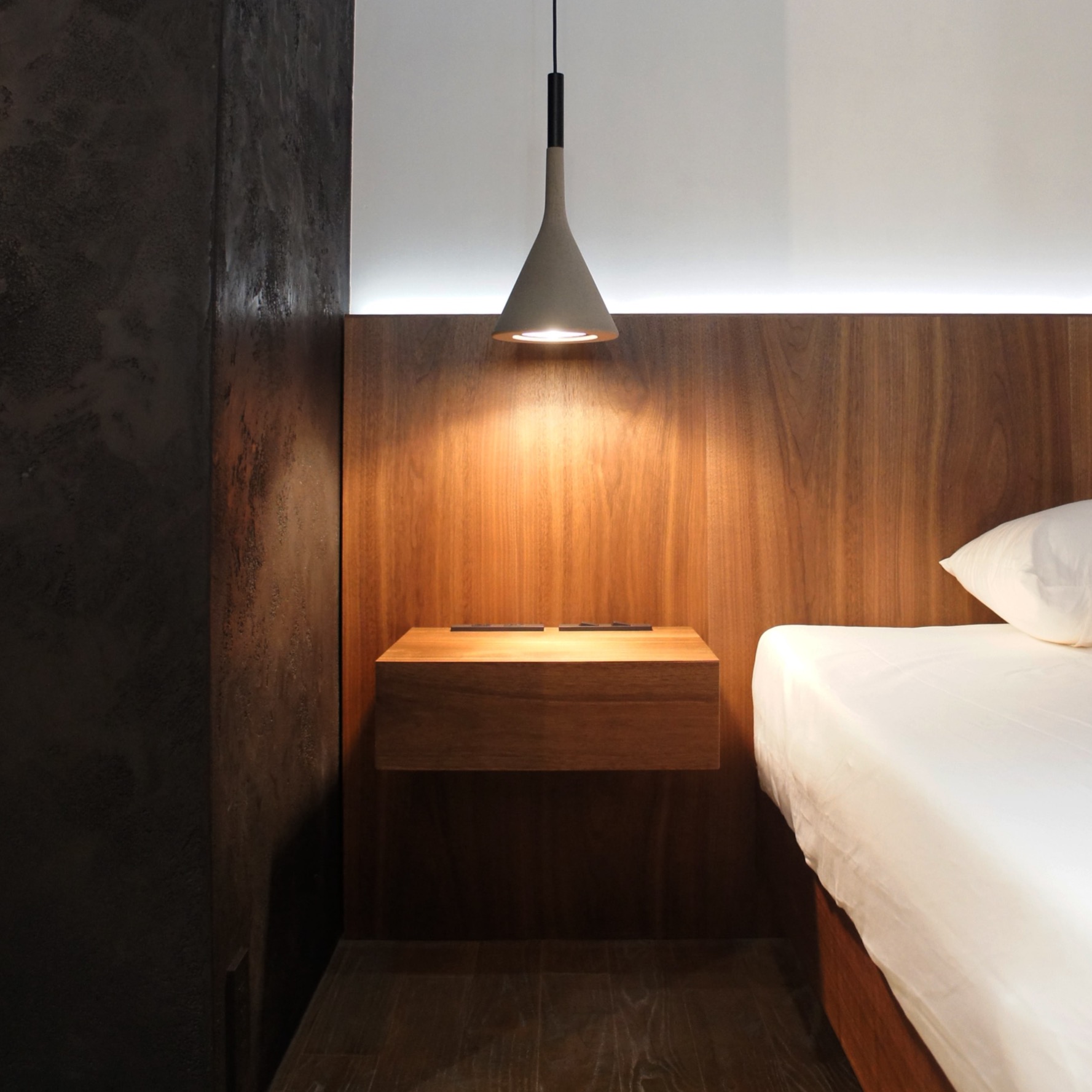 ウォールナットのサイドテーブル