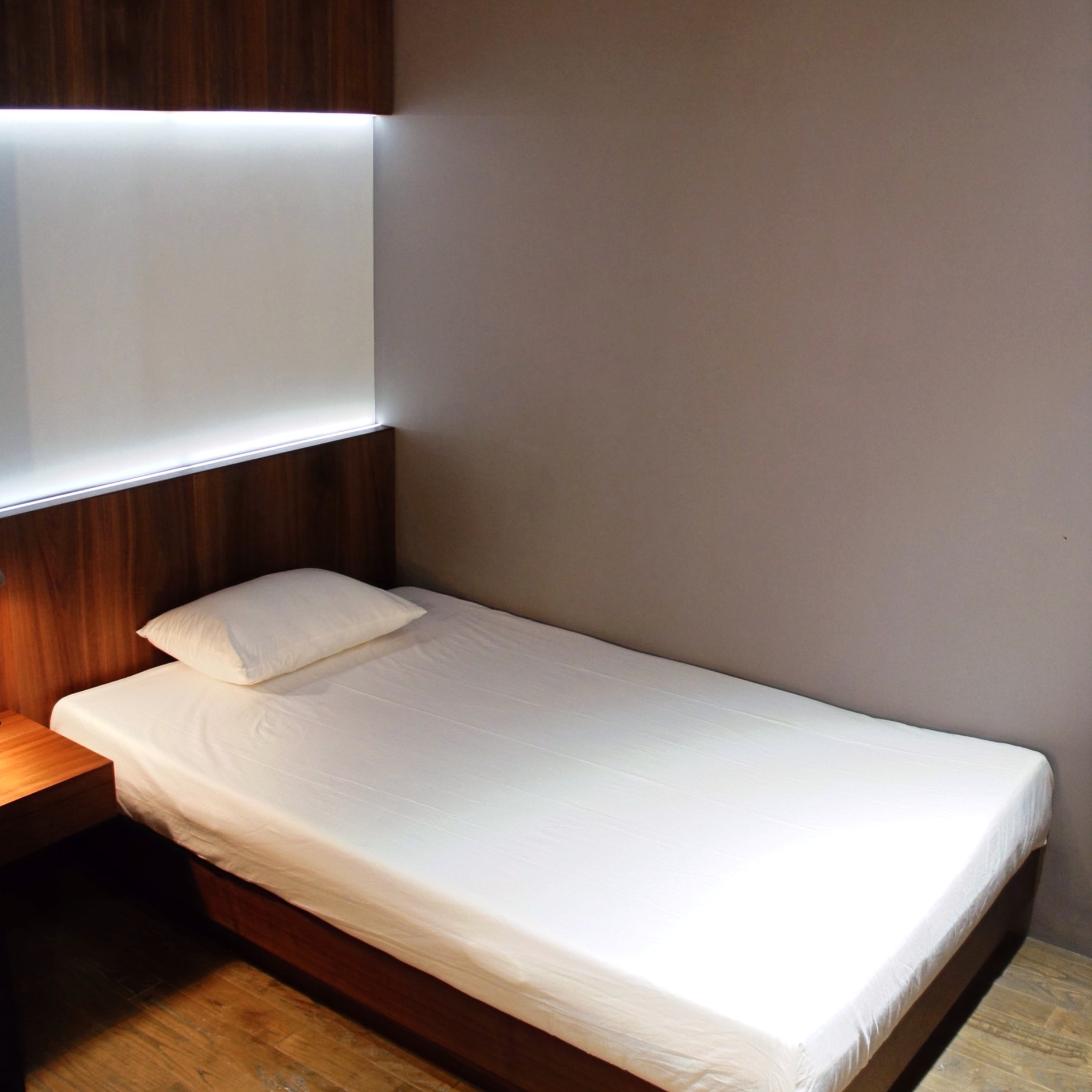 ウォールナットのシングルベッド